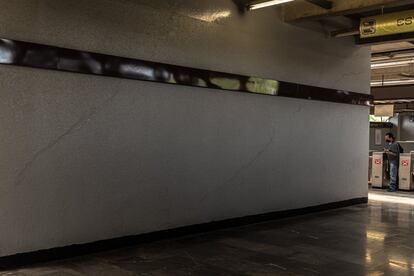 Grietas en las paredes, al interior del metro Ciudad Deportiva. Después del sismo del 19 de septiembre de 2017 algunas estaciones presentaron daños.