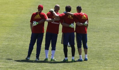 Otxotorena junto a los guardametas de La Roja: Reina, Casillas y Valdés.