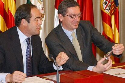 El ministro de Defensa, José Bono, y el alcalde de Madrid, Alberto Ruiz Gallardón, en rueda de prensa en Madrid.