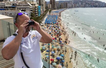 El jefe de socorristas Antonio Zamora, en la playa de Benidorm.