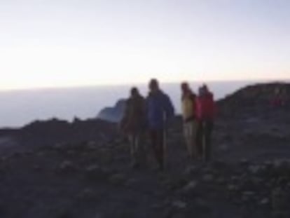 Un grupo de personas invidentes, acompañados de dos celebridades con los ojos vendados, aspira a alcanzar una de las cimas más altas del mundo