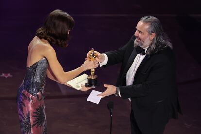 Zendaya le entrega el premio a mejor fotografía a Hoyte van Hoytema, director de fotografía de 'Oppenheimer'.