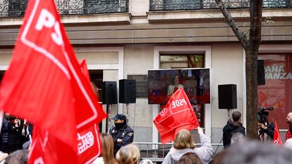 Militantes y simpatizantes socialistas siguen por una pantalla la reunión del Comité Federal del PSOE frente a la sede del partido en Madrid, este sábado.