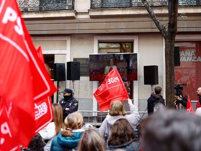 Militantes y simpatizantes socialistas siguen por una pantalla la reunión del Comité Federal del PSOE frente a la sede del partido en Madrid, este sábado.