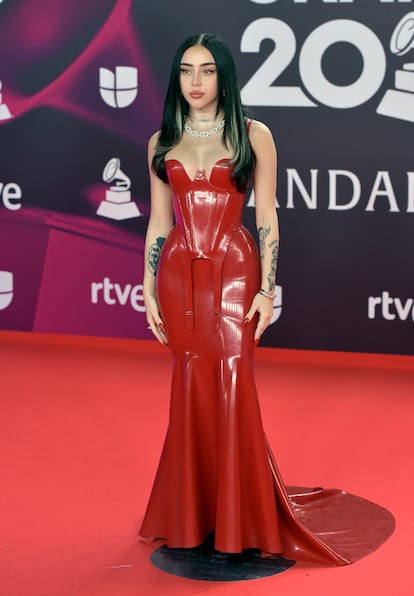 La cantante Nicki Nicole luci un vestido rojo de vinilo a su llegada a la alfombra roja.