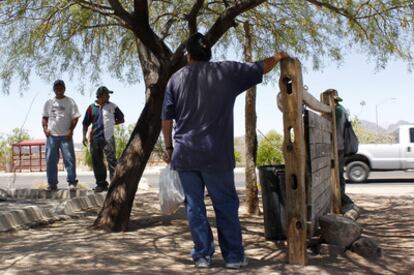 Trabajadores mexicanos aguardan a ser contratados en Tucson.-