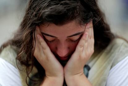 Una estudiante llora durante el homenaje que se realizó en el gimnasio municipal de Suzano, Brasil.