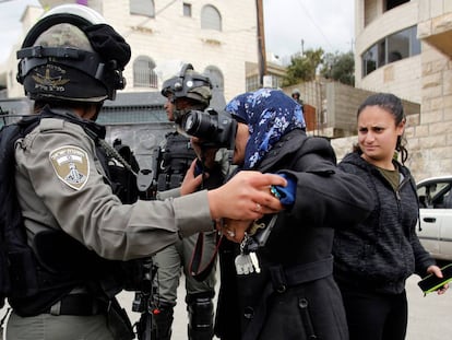 Una fotógrafa local toma fotos durante la demolición de una casa palestina que no había obtenido una licencia de construcción en Beit Jala, en el oeste ocupado por Israel.