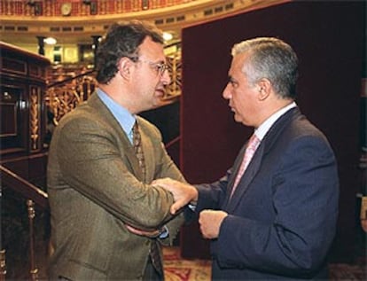 Jesús Caldera y Javier Arenas, derecha, charlan en el Congreso, en una imagen de archivo.