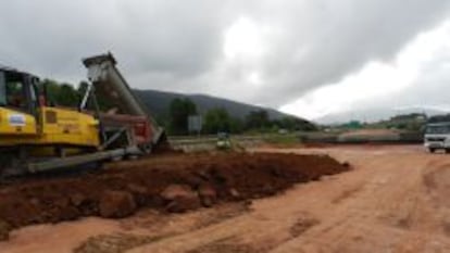 M&aacute;quinas de Seop trabajan en el tramo de autov&iacute;a entre Torrelavega y Solares (Cantabria).