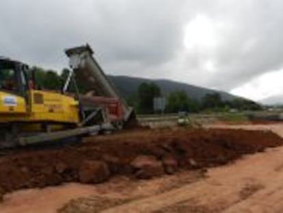 M&aacute;quinas de Seop trabajan en el tramo de autov&iacute;a entre Torrelavega y Solares (Cantabria).