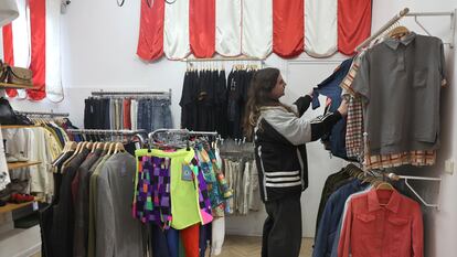 Tienda de ropa de segunda mano La Mona Checa, en Madrid.