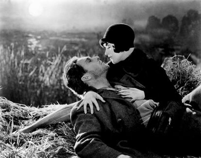 ¿El amor de una esposa o la aventura de una atractiva desconocida? ¿El bien o el mal? El personaje de George O'Brien se debate entre un lado y otro, que en realidad no son más que metáforas de sí mismo, en esta fábula alegórica que F. W. Murnau filmó en 1929.