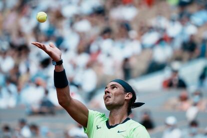 Nadal sirve durante los cuartos contra Schwartzman, el miércoles en París.