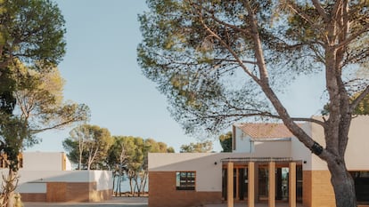 El equipo de arquitectos ha querido subrayar el papel de la sombra para crear espacios de confort al aire libre.