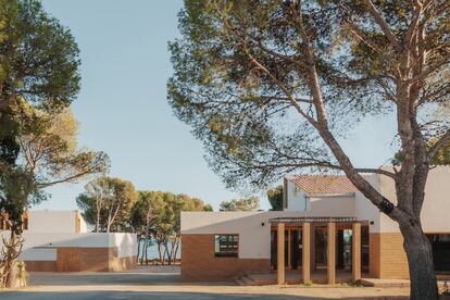 El equipo de arquitectos ha querido subrayar el papel de la sombra para crear espacios de confort al aire libre.