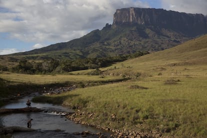 Explorado a finales del siglo XIX, el monte Roraima es uno de los lugares más antiguos de la corteza terrestre. En este entorno se inspiró el escritor Arthur Conan Doyle para escribir 'The Lost World' (El Mundo Perdido), una novela en la que el paraje acogía a dinosaurios y todo tipo de criaturas prehistóricas.