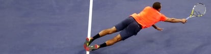 Tsonga se lanza al suelo durante el partido contra Nadal.