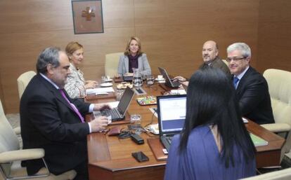 Arantza Quiroga (al fondo, en el centro), y el resto de los componentes de la Mesa del Parlamento, durante su reunión.