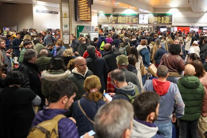 Decenas de personas afectadas esperan tras una incidencia en la estación madrileña de Chamartín, este viernes.