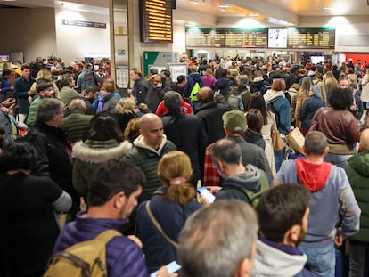 Decenas de personas afectadas esperan tras una incidencia en la estación madrileña de Chamartín, este viernes.