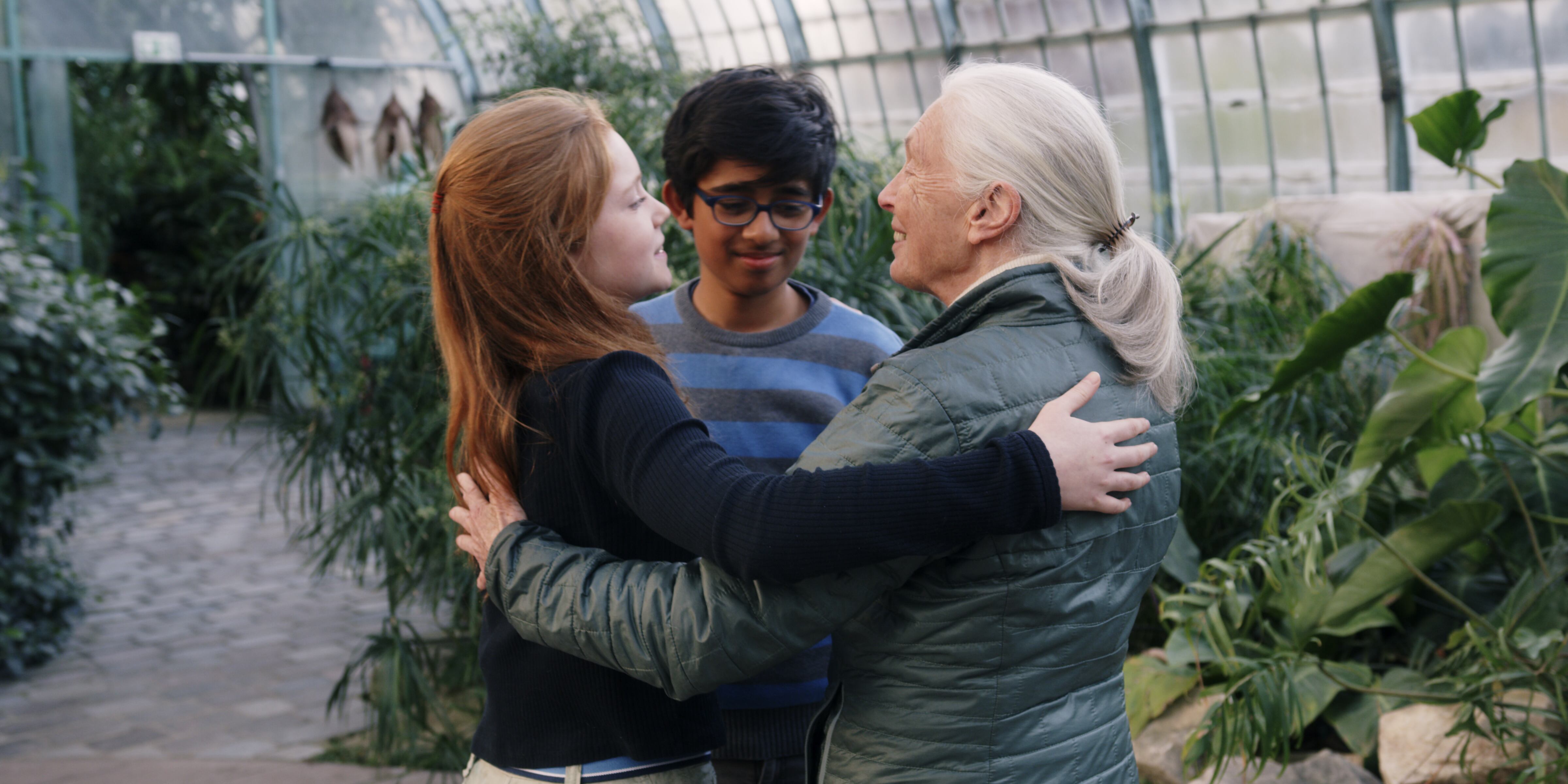 La primatóloga Jane Goodall abraza a los dos adolescentes protagonistas de la película.