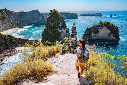 Una turista en Diamond Beach, en Nusa Penida (Indonesia).