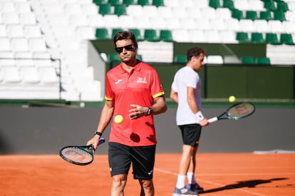 David Ferrer y, en segundo plano, Roberto Carballés.
