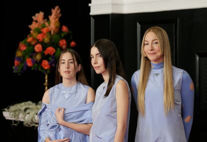 El trío de hermanas apostó por una peculiar capa de flequillo abierto a su paso por la alfombra roja.