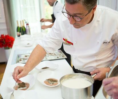 El chef Joan Roca y su equipo de cocina en la Maison G.H. Mumm.