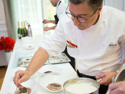 El chef Joan Roca y su equipo de cocina en la Maison G.H. Mumm.