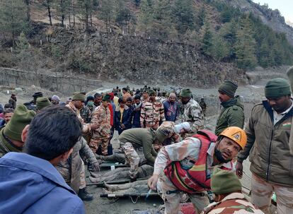 Personal de emergencias atiende a las personas rescatadas tras el desprendimiento de un glaciar en Chormi, en el norte de India.