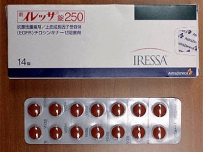 Envase y comprimidos del medicamento anticanceroso Iressa.