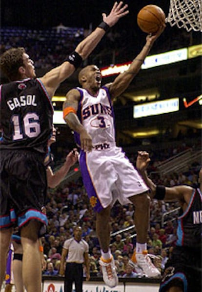 En la imagen, Stephon Marbury marca por encima del jugador español en el tercer cuarto.