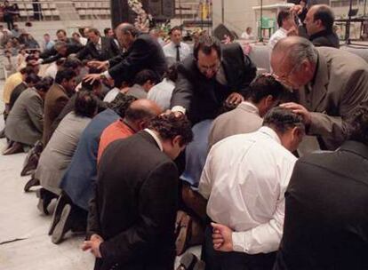 Bendición de pastores de la Iglesia evangélica de Filadelfia y de Unión Gitana en Madrid en 2000.