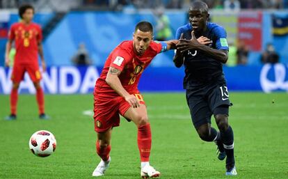 Hazard pelea con Kanté.