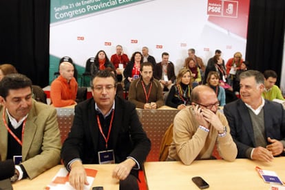 José Antonio Viera (primero por la derecha), en el congreso provincial del PSOE de Sevilla.