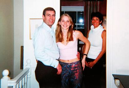 El príncipe Andrés y Virginia Giuffre (en el centro), en 2001. Al fondo, Ghislaine Maxwell, la amante y cómplice de Jeffrey Epstein. 