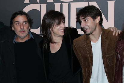 Yvan Attal, Charlotte Gainsbourg y su hijo mayor, Ben, que participa en la película de sus padres.