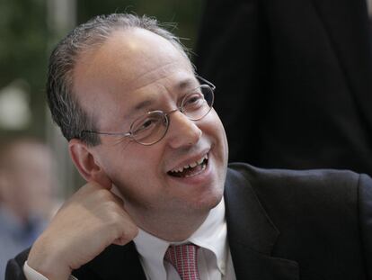 L. Gordon Crovitz, fundador de Journalism Online, en su época de editor de <i>The Wall Street Journal</i>.