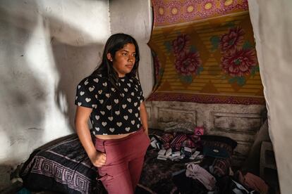 Paola Martínez en el un inmueble abandonado en el que vive en Ciudad Juárez, el pasado viernes. 