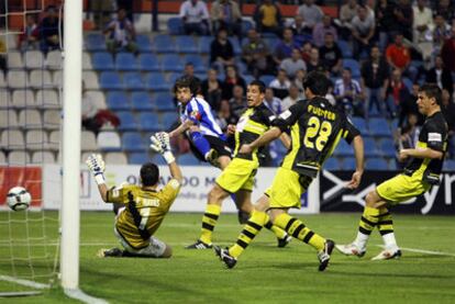 Tote marca el primer gol del Hércules al Córdoba en el partido que ahora investiga la Federación Española de Fútbol.