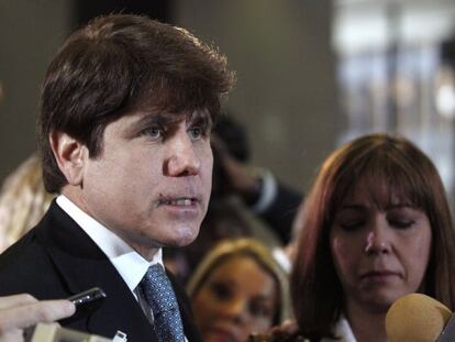 El exgobernador de Illinois, Rod Blagojevich, y su esposa (al fondo), hoy en Chicago.