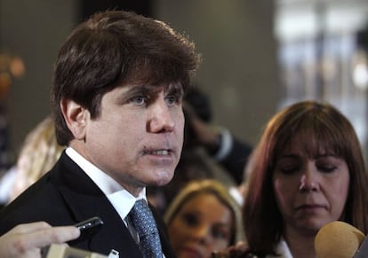 El exgobernador de Illinois, Rod Blagojevich, y su esposa (al fondo), hoy en Chicago.