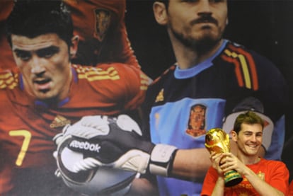 Iker Casillas, con el trofeo de campeón del mundo.