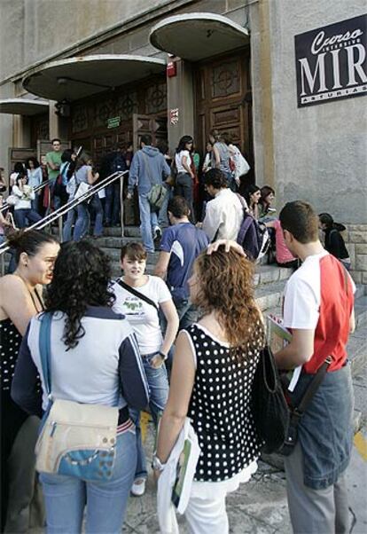 Alumnos ante la academia Curso Intensivo MIR Asturias de Oviedo.