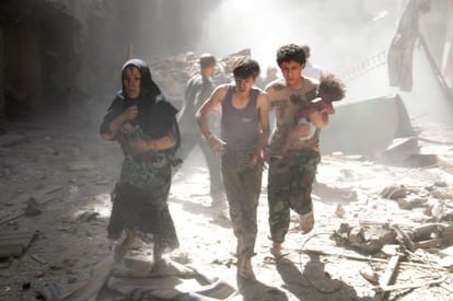 Una familia huye tras un bombardeo en la ciudad de Alepo por parte de la Fuerza Aerea Siria. Más de 162.000 personas han muerto desde el inicio del conflicto en Siria en marzo de 2011, según el Observatorio Sirio de Derechos Humanos.