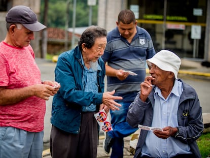 Yassuo Yamane, militante de izquierdas, habla sobre Lula en las calles de Eldorado.