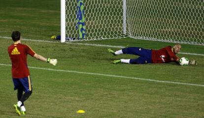 Reina, en un entrenamiento con Casillas. 