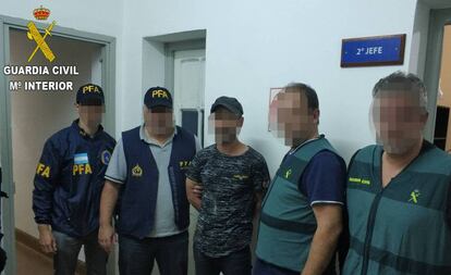 El detenido junto a agentes de la Guardia Civil. 